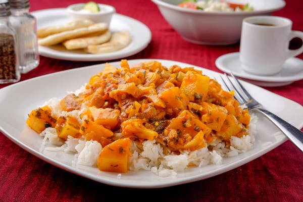 Gobie Aloo Entrée
Curried potatoes and cauliflower simmered in spicy tomato sauce. Served on a bed of basmati rice. Served with side of tzatziki sauce and warm pita bread.
_